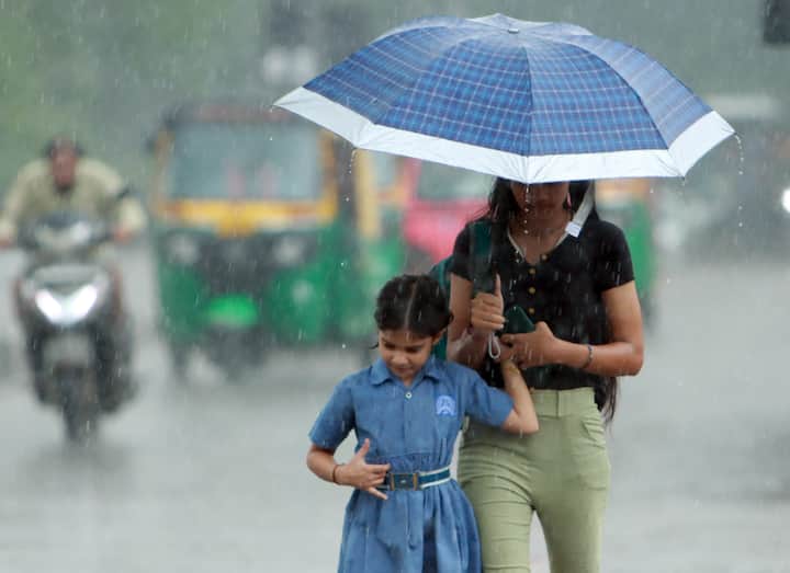  https:= Delhi weather update 02 May 2025 Waterlogging traffic jan in Delhi after heavy rain stong wing thunderstrom