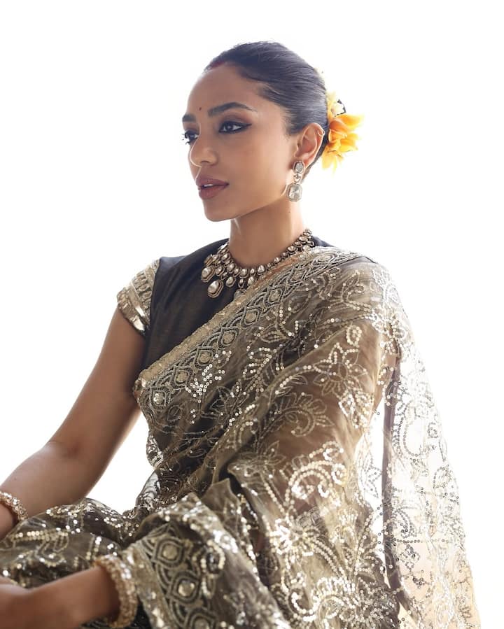 એક્ટ્રેસ શોભિતા ધુલિપાલા ઘણીવાર કોઈને કોઈ કારણોસર હેડલાઇન્સમાં રહે છે. સમન્થા રૂથ પ્રભુથી છૂટાછેડા પછી નાગા ચૈતન્યએ શોભિતા સાથે લગ્ન કર્યા છે. બધાની નજર હવે આ જોડી પર છે.શોભિતાએ પોતાના ઈન્સ્ટાગ્રામ પર સુંદર તસવીરો શેર કરી છે.