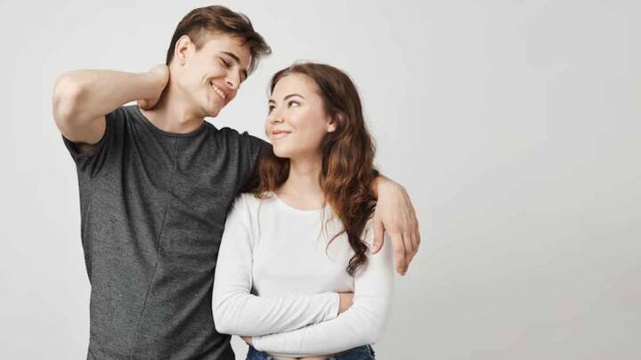 वीकेंड मैरिज में कपल्स एक-दूसरे से प्यार करते हैं और शादीशुदा होते हैं, लेकिन शादी के बाद भी अलग-अलग घरों में रहते हैं. वीकेंड मैरिज में कपल्स एक साथ नहीं रहते हैं. इसमें कपल्स सिर्फ हफ्ते में सिर्फ वीकेंड के दो दिन यानी शनिवार और रविवार को साथ रहते हैं. इन दिनों में ही कपल्स साथ घूमते हैं, बातें करते हैं और रिश्ते को मजबूत करते हैं.