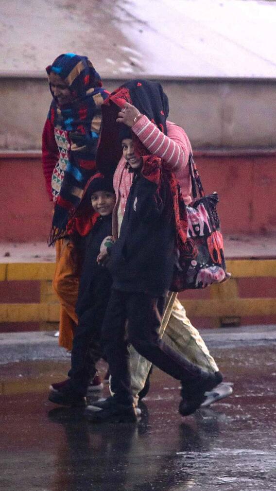 दिल्ली के लोग हो जाएं सावधान! आंधी के साथ होगी बारिश, रेड अलर्ट जारी