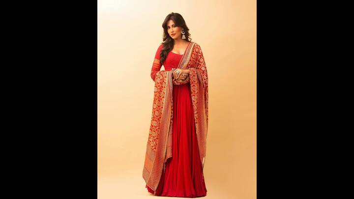 3. Graceful Anarkali Suit: The floor length Anarkali suit worn by Chitrnagda Singh made her look ethereal. Her flowy and plain suit had stunning net and bead detailing on the sleeves. She enhanced her ethnic look with a richly wooven dupatta with golden traditional patterns. The actress completed her look with statement earrings. (Image Source: Instagram/@chitrangda)