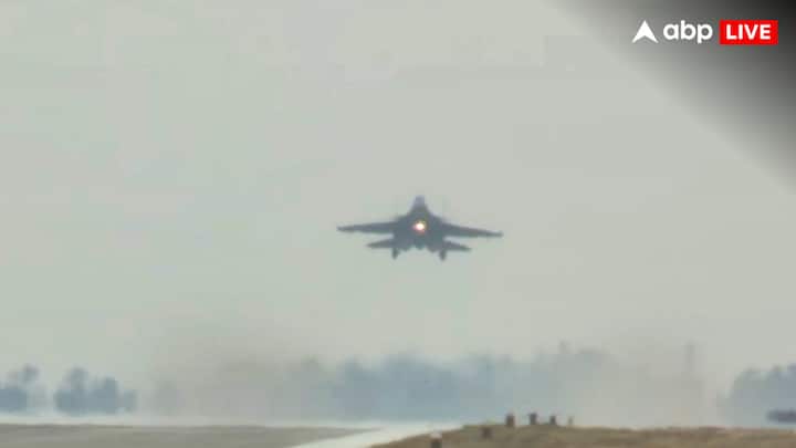 उल्लेखनीय कि पीएम नरेंद्र मोदी की अगुवाई में बन रहा गंगा एक्सप्रेसवे न केवल यातायात के लिए बल्कि रणनीतिक दृष्टि से भी बेहद अहम परियोजना है. यह एक्सप्रेसवे मेरठ से प्रयागराज तक लगभग 594 किलोमीटर लंबा होगा और इसके बीच में जलालाबाद में बनाई गई हवाई पट्टी पर युद्ध के समय लड़ाकू विमान भी उतर और उड़ान भर सकते हैं.