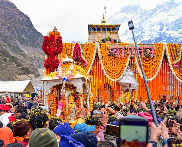 केदारनाथ धाम की ओर तीर्थयात्रियों का रेला उमड़ पड़ा है. इस मौके पर केदारनाथ मंदिर को फूलों से सजाया गया.