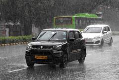 Delhi Rains: भारी बारिश से दिल्ली एयरपोर्ट के T3 को नुकसान, शहर में कई जगह भरा पानी, तस्वीरों में देखें हाल