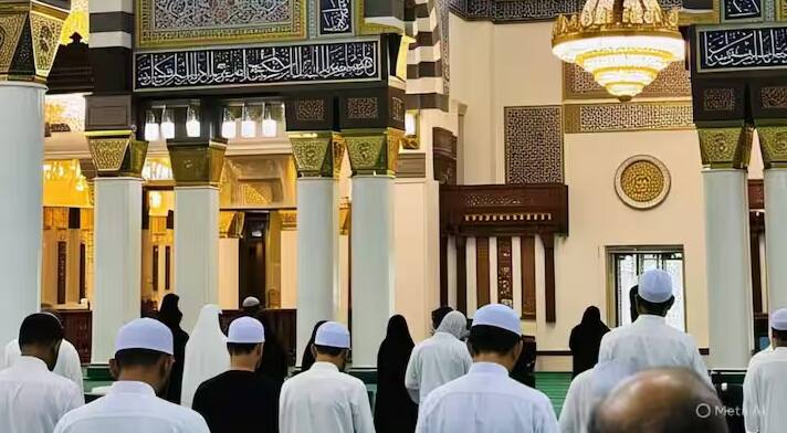 પ્યુ રિસર્ચ સેન્ટરના તાજેતરના અહેવાલમાં વૈશ્વિક વસ્તી અંગે મોટો ખુલાસો થયો છે. આ મુજબ, ઇસ્લામ આગામી 35 વર્ષમાં ખ્રિસ્તી ધર્મને પાછળ છોડીને વિશ્વનો સૌથી મોટો ધર્મ બની શકે છે.