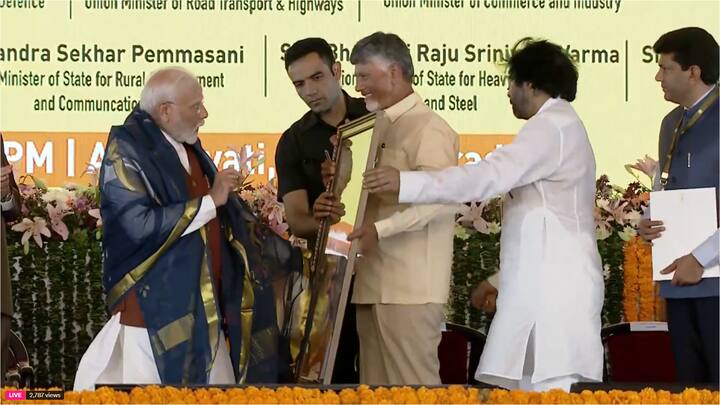 ప్రత్యేక మోదీ చిత్ర పటంతో ఉన్న జ్ఞాపికను ప్రధానమంత్రికి బహుకరించారు.