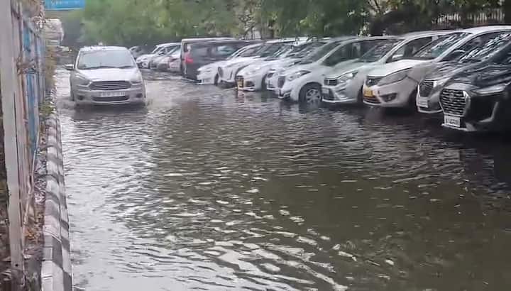 लोगों ने कहा कि ये बारिश कोई बहुत बड़ी नहीं थी, फिर भी दिल्ली ठप हो गई. तेज हवाओं ने पेड़ उखाड़ दिए, पुरानी दीवारें ढह गईं और सड़कें डूब गईं. लोग सवाल उठा रहे हैं कि क्या सरकार ने पहले से तैयारी नहीं की?