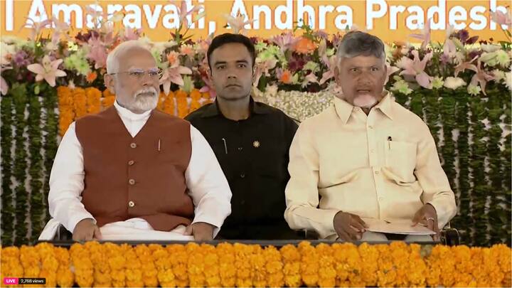 అమరావతి పనులు పునఃప్రారంభించేందుకు ఏపీ వచ్చిన ప్రధానమంత్రి నరేంద్రమోదీకి ఘనస్వాగతం పలికారు.