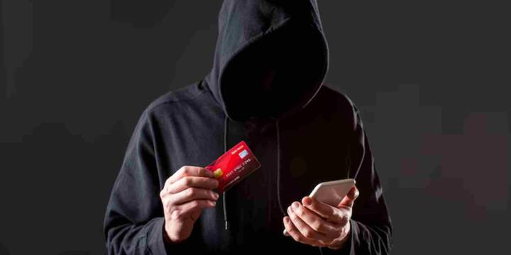 इन्हीं सब खतरों को ध्यान में रखते हुए Google ने एक बेहद जरूरी और स्मार्ट सिक्योरिटी फीचर लॉन्च किया है जिसका नाम है Anti Theft Alarm. इस फीचर की खासियत यह है कि जैसे ही कोई आपका फोन चुराने की कोशिश करता है तो मोबाइल में तेज आवाज में अलार्म बज उठता है. इस अलार्म की मदद से न सिर्फ आपकी आसपास मौजूद लोगों का ध्यान जाएगा बल्कि चोर को पकड़ना भी आसान हो जाएगा.