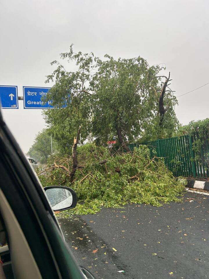 यूपी के उत्तर प्रदेश के बुलंदशहर में भी सुबह तेज हवाओं के साथ भारी बारिश दर्ज की गई, जिसके चलते जनजीवन प्रभावित हुआ और सड़क पर वाहनों को सुबह में भी हेडलाइट्स का प्रयोग करना पड़ा. ऐसे ही फिरोजाबाद में भी बिजली की गरज, तेज हवाओं और फिर भारी बारिश के चलते स्थानीय निवासियों में अफरा-तफरी मची रही. सुबह रोशनी काफी कम रही और दैनिक कार्य प्रभावित हुए.