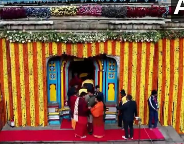 पहलगाम हल्ल्यानंतर दहशतीचं सावट असतानाही भाविकांनी मोठ्या प्रमाणात हजेरी लावत दहशतवाद्यांना चपराक लगावली आहे. (Image Credit- ANI)