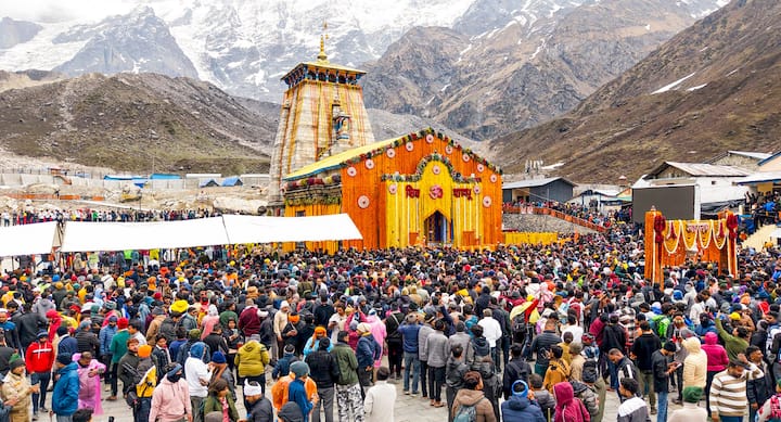 बाबा केदारनाथ का मंदिर दिवाली के 2 दिन के बाद यानि भाई-दूज के दिन दर्शन के लिए बंद कर दिया जाता है. सर्दियों के महीनों के दौरान, मंदिर बर्फ से ढका रहता है.