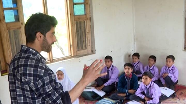 जम्मू काश्मीरमधील पहलगाममध्ये दहशतवाद्यांनी हल्ला केल्यांनतर भारत पाकिस्तान सीमेवरील काही गावांमध्ये भितीचं वातावरण आहे. भारतातलं पाकिस्तान सिमेवरचं शेवटचं गाव म्हणजे दर्दपूरा. या ठिकाणी 'एबीपी माझा'ची टीम पोहचली. या दर्दपुरा गावातील मुलांची शाळा देखील एका भीतीच्या सावटाखालीच भरताना दिसून येतंय.