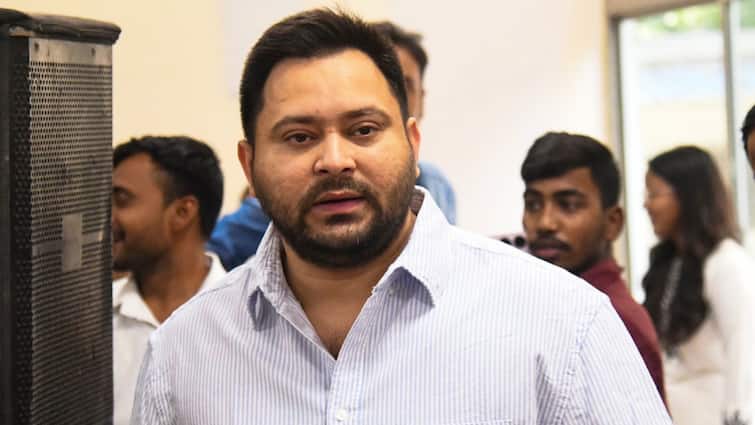 Tejashwi Yadav attacks on Nitish Kumar announcement of free electricity in bihar Free Electricity In Bihar: 'अपना रोडमैप और विजन नहीं', फ्री बिजली के ऐलान पर तेजस्वी यादव का तंज, कहा- यही नीतीश कुमार हैं...