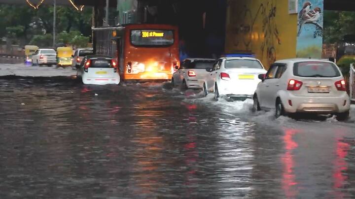 दिल्ली सरकार और आपदा प्रबंधन विभाग भी स्थिति से निपटने के लिए पूरी तरह तैयार हैं. आपदा विभाग के अफसरों लोगों को मौसम विभाग के अपडेट्स पर नजर बनाए रखने और एहतियात बरतने की अपील की है.