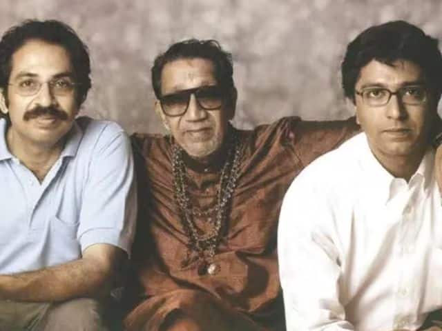 राज ठाकरे नुकतेच परदेश दौऱ्यावरुन परतले, तर उद्धव ठाकरे अजूनही परदेश दौऱ्यावर आहेत.