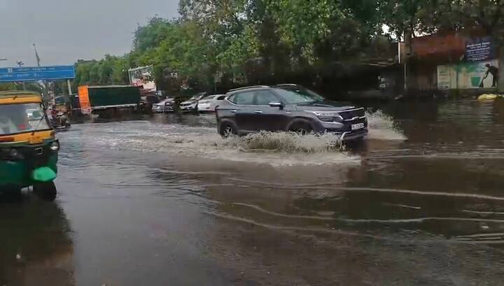 तीनों को कैट एंबुलेंस से जाफरपुर के राव तुला राम हॉस्पिटल ले जाया गया. डीसीपी द्वारका अंकित सिंह ने बताया कि सभी खतरे से बाहर हैं. हादसा प्रह्लाद मंदिर के पास हुआ, जहां पड़ोसी की दीवार टूटकर साथ वाले घर पर जा गिरी.