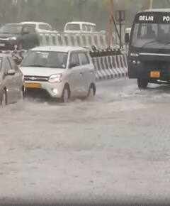 Delhi Rain Update: भारी बारिश के कारण कई इलाकों में भारी जलभराव