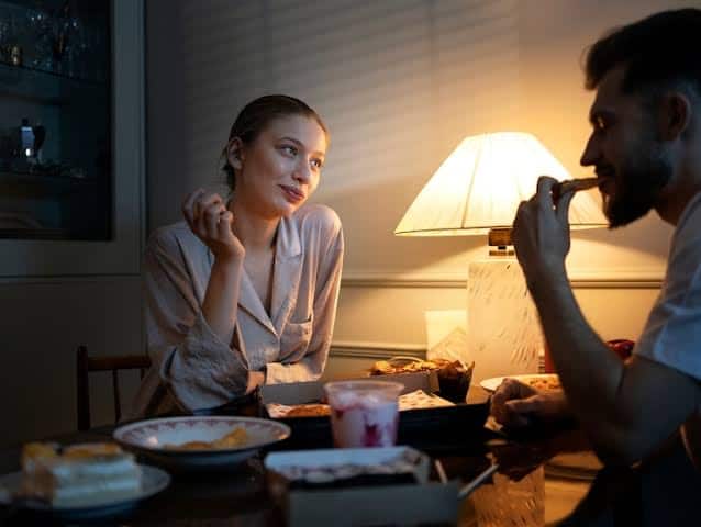 डिनर जल्दी करिए : एक्सपर्ट्स के अनुसार, लेट नाइट डिनर से बॉडी फैट तेजी से बढ़ता है. इसलिए कोशिश करें कि रात का खाना 7–8 बजे तक खत्म कर लें, ताकि पाचन को टाइम मिले. इससे पेट अच्छी तरह खाने को डाइजेस्ट करता है, जिससे मोटापा और चर्बी जल्दी गायब होती है.