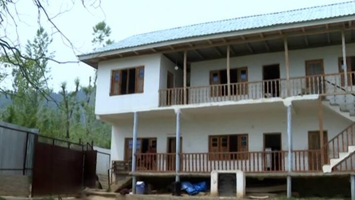 आपल्या वाट्याला आलेली गरीबी मुलांच्या वाट्याला येऊ नये, म्हणून गावात सरहद संस्थेकडून सुरू करण्यात आलेल्या शाळेत मुलांना अशा परिस्थितीतही पाठवत आहे. हे पाहून पाकिस्तानच्या दहशतवादापुढे भारताच्या लोकतंत्राचा विजय झाल्याचं आशादायी चित्र म्हणता येईल.