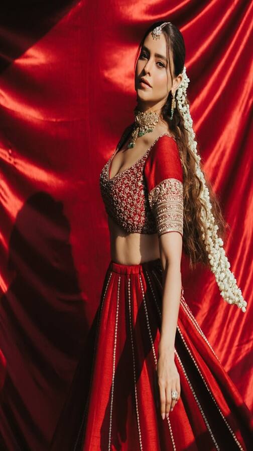 રેડ લહેંગામાં આમના શરીફનું ફોટોશૂટ