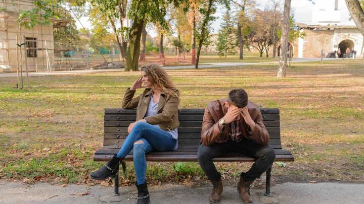 वीकेंड मैरिज के फायदे के साथ नुकसान भी काफी हैं, क्योंकि अगर कुछ दिन बात न हो या भरोसा न हो, तो रिश्ता कमजोर हो सकता है. इसके साथ ही दूर रहने से गलतफहमियां हो सकती हैं. किसी भी रिलेशनशिप को बेहतर बनाये रखने के लिए दोनों में भरोसा, समझ और कम्युनिकेशन होना जरूरी है.