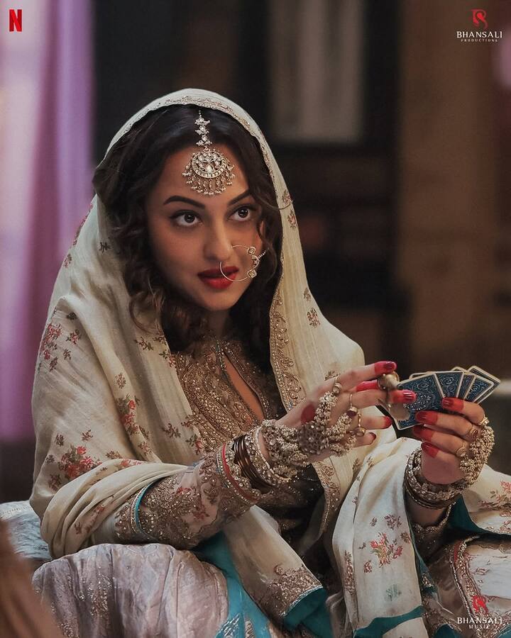 A side note in the video read: “Ek saal baad bhi, humein deewana bana rakha hai…”