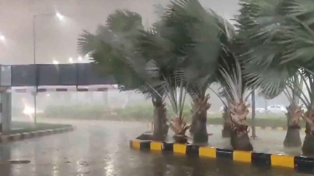 Delhi Rain: भारी बारिश से दिल्ली एयरपोर्ट के T3 को नुकसान, शहर में कई जगह भरा पानी, तस्वीरों में देखें हाल