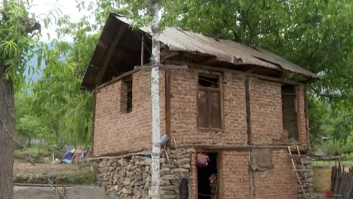 पहलगामसारखी घटना जिचा आम्ही निषेध करतो. आजही या मुलांचे पालक सिमेवरील सैन्यांच्या मदतीला जात असतात. सिमेवरील कुंपनाचे काम असो किंवा अन्य काही. कुटुंबियांन भारतीय जवानांसोबत काम करताना पाहून या मुलांनाही आपण भविष्यात भारतीय सैन्यात जावेसे वाटत असल्याचे इथले शिक्षक सांगतात.