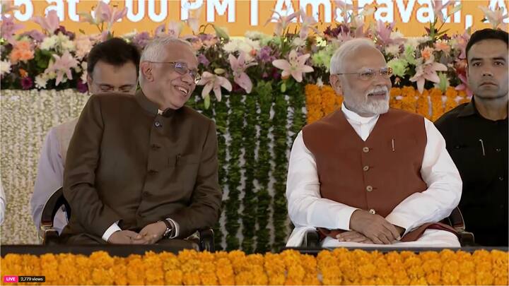 సచివాలయం నుంచి పక్కనే ఏర్పాటు చేసిన అమరావతి పనుల పునః ప్రారంభ వేదిక వద్దకు పీఎం మోదీ, ముఖ్యమంత్రి చంద్రబాబు కలిసి వచ్చారు.