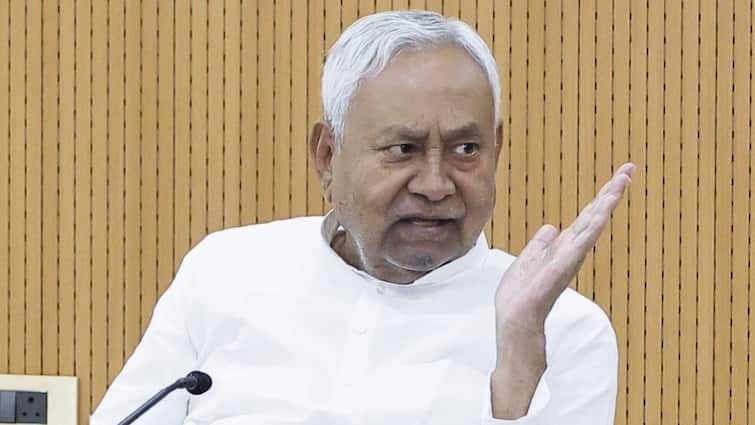 Clash in CM Nitish Kumar Party JDU Over Bihar Voter List Revision SIR SIR पर नीतीश कुमार की पार्टी में फूट! JDU के इस विधायक ने क्या कह दिया? 'नाम कटेगा तो…'