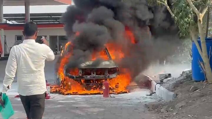 सोलापूर-मंगळवेढा महामार्गवरील देगाव जवळील पेट्रोल पंपावरील ही घटना असून सुदैवाने मोठी दुर्घटना टळली.