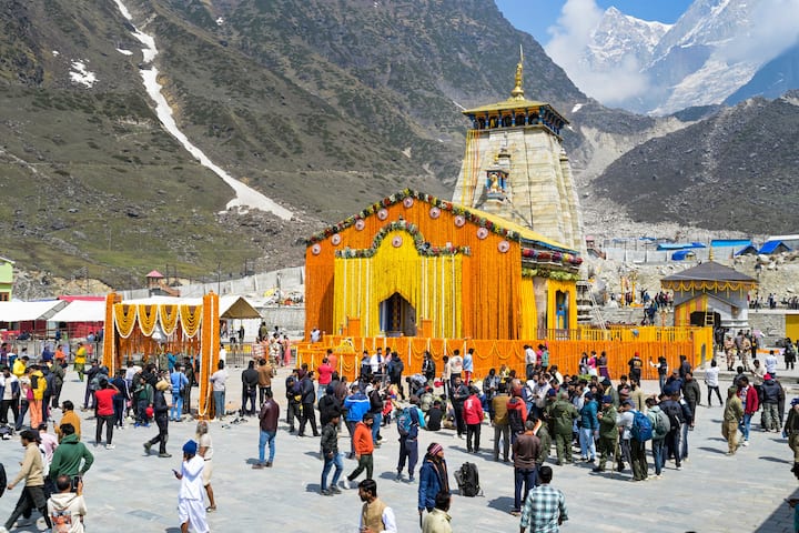रंग-बिरंगे फूलों की सुगंध और भव्यता मंदिर को और भी दिव्य बना रही है.