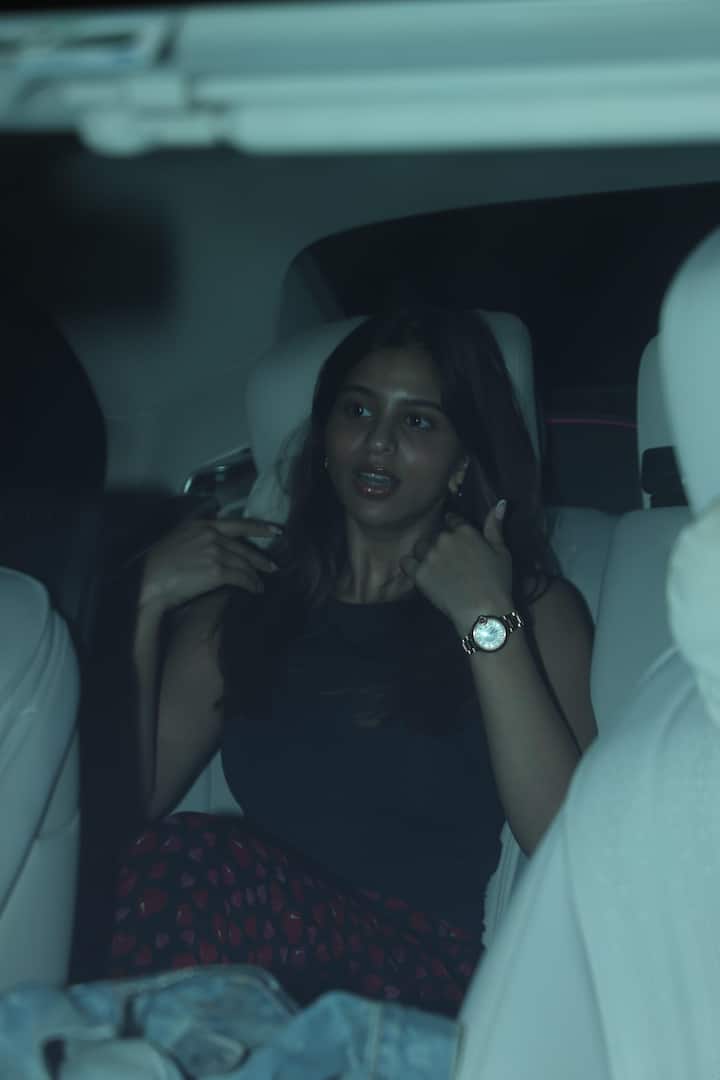 इन फोटोज में सुहाना कार में बैठी नजर आ रही हैं. उन्होंने पैपराजी के लिए पोज भी दिए. उनकी फोटोज को खूब पसंद किया जा रहा है.