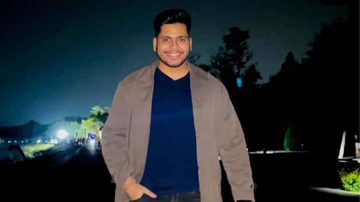 তারপর সেই চাকরি ছেড়ে শুরু হয় ইউপিএসসির প্রস্তুতি। ২০২৫-এ আসে কাঙ্ক্ষিত সাফল্য। বিবাহিত দেব তোমর স্ত্রী-সন্তান-পরিবার সামলেই প্রস্তুতি নিয়েছিলেন ইউপিএসসির।