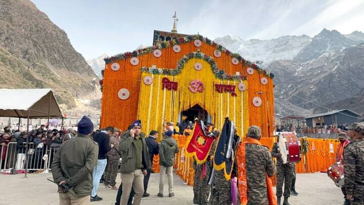 এদিন কুইন্টাল কুইন্টাল ফুল দিয়ে সাজানো হয়েছে কেদারনাথ মন্দির। মন্দির খোলার পর নিয়ম মেনেই পুজো দেন অসংখ্য ভক্ত।