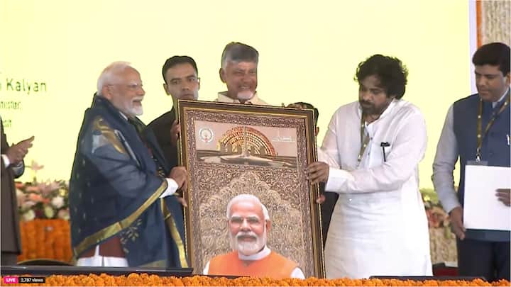 ధర్మవరం చేనేత కార్మికులు నేసిన వస్త్రంతో ప్రధానమంత్రి మోదీని సీఎం చంద్రబాబు సత్కరించారు.