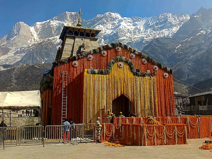 केदानाथ मंदिर के द्वार आज 2 मई के खुल रहे हैं. चार धामों में से एक केदारनाथ आज श्रद्धालुओं के दर्शन के लिए खुल गया है. आज सुबह 7 बजे से मंदिर श्रद्धालुओं के लिए खुल गया है.