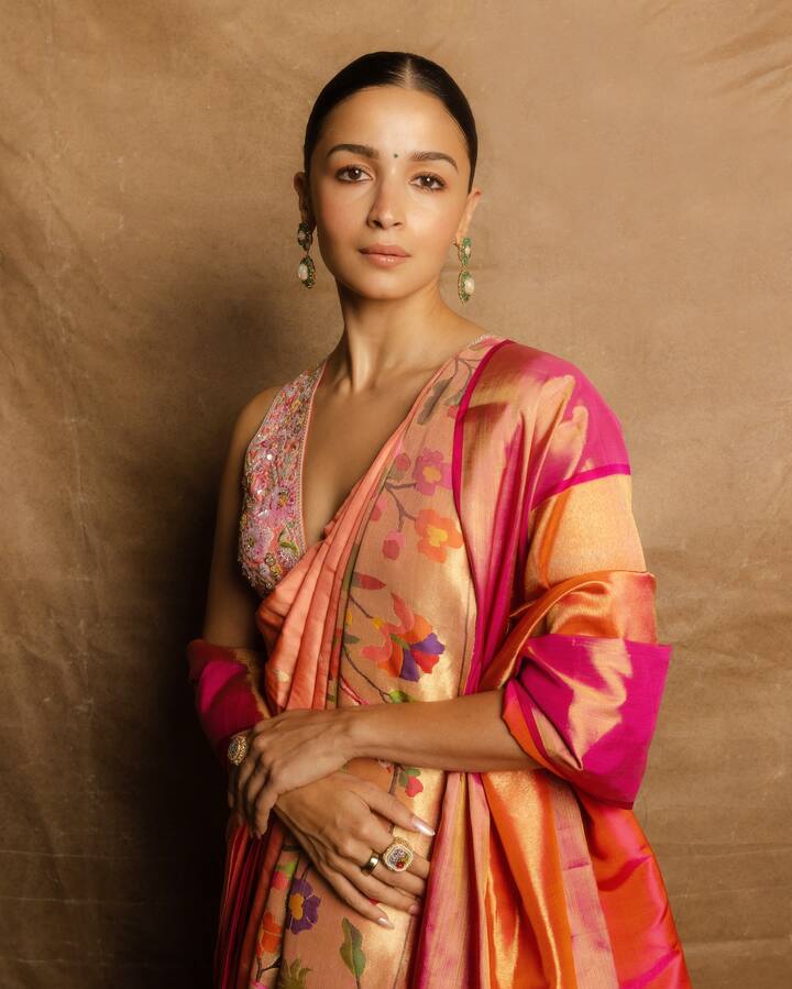 'वर्ल्ड ऑडिओ व्हिज्युअल अँड एंटरटेनमेंट समिट' मध्ये तिने हा लूक दाखवला. आलिया भट्ट तिचा पती रणबीर कपूरसोबत परिषदेत पोहोचली.