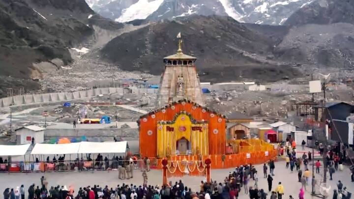 ২ মে সকাল ৭ টায় শুরু হয় ঢোলের আওয়াজ। জানা গিয়েছে এদিন ১০৮ কুইন্টাল ফুল দিয়ে গোটা মন্দির ঘিরে ফেলা হয়।
