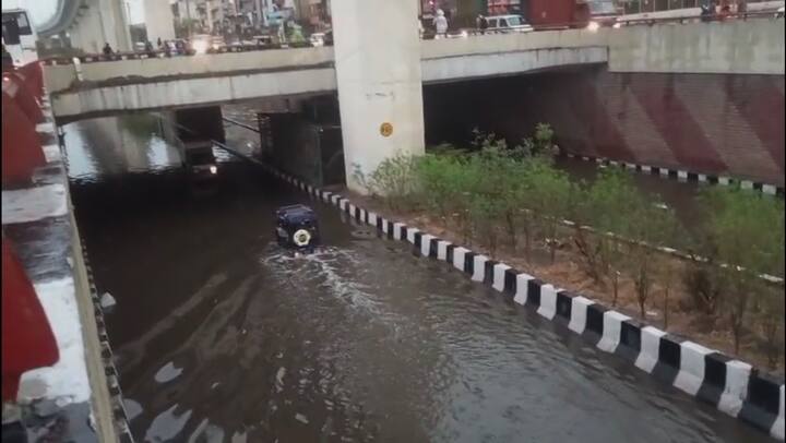 मौसम विशेषज्ञों का कहना है कि दिल्ली में भारी बारिश पश्चिमी विक्षोभ की वजह से हुई है. पश्चिमी विक्षोभ इस समय उत्तर भारत के ऊपर सक्रिय है. इससे अगले 24 से 48 घंटों तक मौसम खराब रहने की संभावना है.