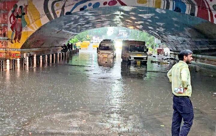 मौसम विभाग ने दिल्ली के लोगों को घरों में सुरक्षित रहने और जरूरी काम होने पर भी घर से बाहर निकलने की सहाल दी है. साथ ही कमजोर संरचनाओं से दूर रहने और बिजली गिरने की आशंका के चलते खुले इलाकों में शेल्टर लेने से मना किया है. लोग सुरक्षित स्थानों पर रहें. अनावश्यक यात्रा से बचें और बिजली के कंडक्टर या धातु की चीजों से दूर रहें. यानी दिल्ली NCR में मौसम भले ही सुहावना हो गया हो, लेकिन खतरे का अलर्ट अभी भी बरकरार है.