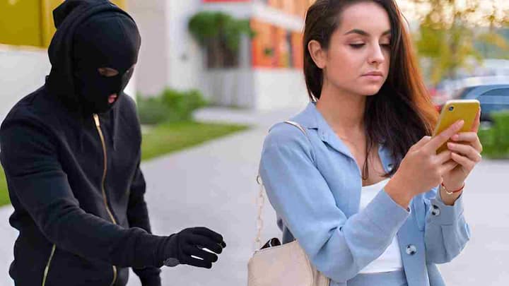 Google Anti-Theft Feature: आज के डिजिटल युग में मोबाइल फोन सिर्फ बातचीत का जरिया नहीं बल्कि हमारी पूरी जिंदगी का हिस्सा बन चुका है.