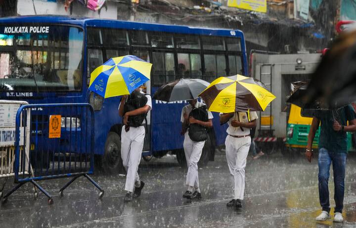 রবিবার দক্ষিণবঙ্গের মুর্শিদাবাদ, নদিয়া, পূর্ব বর্ধমান, পশ্চিম বর্ধমান, বীরভূম, ঝাড়গ্রাম, পশ্চিম মেদিনীপুর এবং বাঁকুড়া জেলার এক বা দুটি জায়গায় বৃষ্টি হতে পারে। হালকা থেকে মাঝারি বৃষ্টিপাতের সম্ভাবনা রয়েছে। সঙ্গে ৩০ থেকে ৪০ কিলোমিটার বেগে দমকা বাতাস বইবে।
