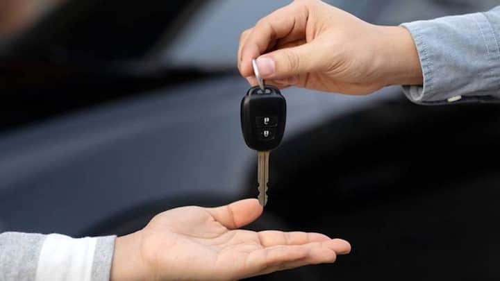 अगर आपकी आरसी के साथ आपका नंबर लिंक नहीं होगा. तो आपकी गाड़ी का ई-चालान किया जाता है. तो उसकी जानकारी आपको नहीं मिल पाएगी. समय पर आपने जुर्माना नहीं भरा. तो एक्सट्रा फाइन भी देना पड़ जाएगा.