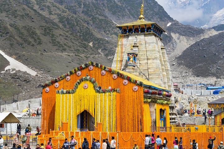बाबा केदारनाथ के मंदिर को 108 क्विंटल फूलों से सजाया है, जिसका भव्य रूप देखने लायक है.