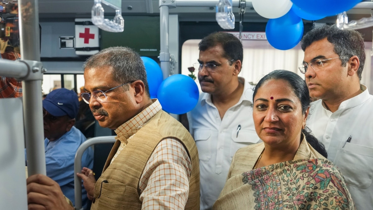 दिल्ली की सीएम रेखा गुप्ता ने 400 DEVI बसों को सड़कों पर उतारा, कहा- ‘इस साल के अंत तक…’