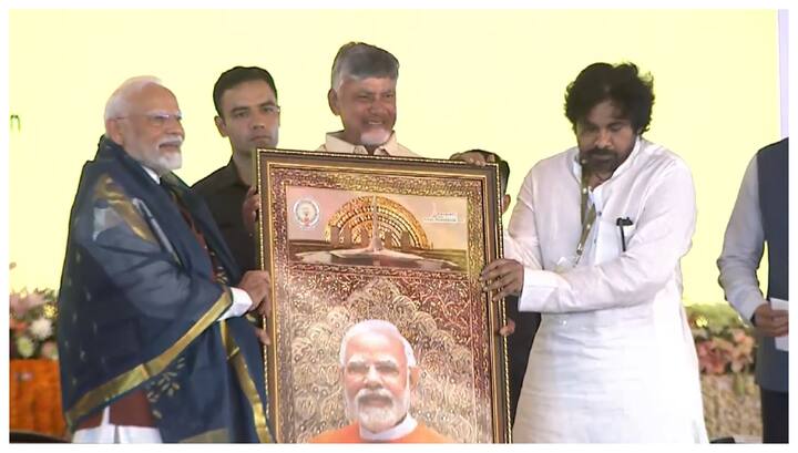 Amaravati : అమరావతి పనులు పునఃప్రారంభం అయ్యాయి. ఈ పనుల ప్రారంభానికి వచ్చిన ప్రధానమంత్రికి ప్రజలు ఘనస్వాగతం పలికారు. ఆయనకు ముఖ్యమంత్రి ఘనంగా సత్కరించారు.