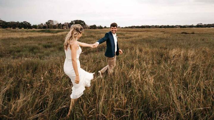 वीकेंड मैरिज में कपल्स हर दिन साथ नहीं रहते हैं. इस मैरिज में कपल्स अपने करियर, दोस्तों और पर्सनल लाइफ को भी टाइम देते हैं. हालांकि वीकेंड मैरिज में कुछ कपल्स एक ही घर में रहते हैं लेकिन फिर भी अपनी-अपनी जिंदगी अलग तरीके से जीते हैं. इस तरह के रिलेशनशिप को अलगाव की शादी भी कहा जाता है. जिसमें कपल केवल वीकेंड पर मिलते हैं.