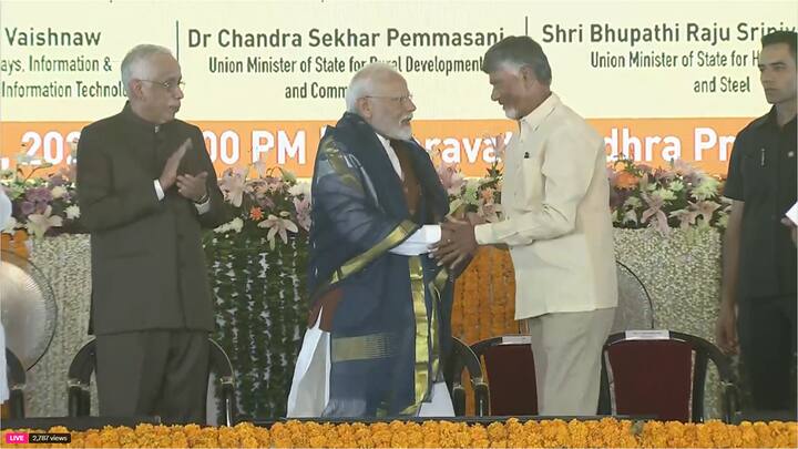 స్టేజిపైకి వచ్చిన ప్రధానమంత్రి మోదీ, సీఎం చంద్రబాబు నాయుడు ఇద్దరూ కలిసి ప్రజలకు అభివాదం చేశారు.